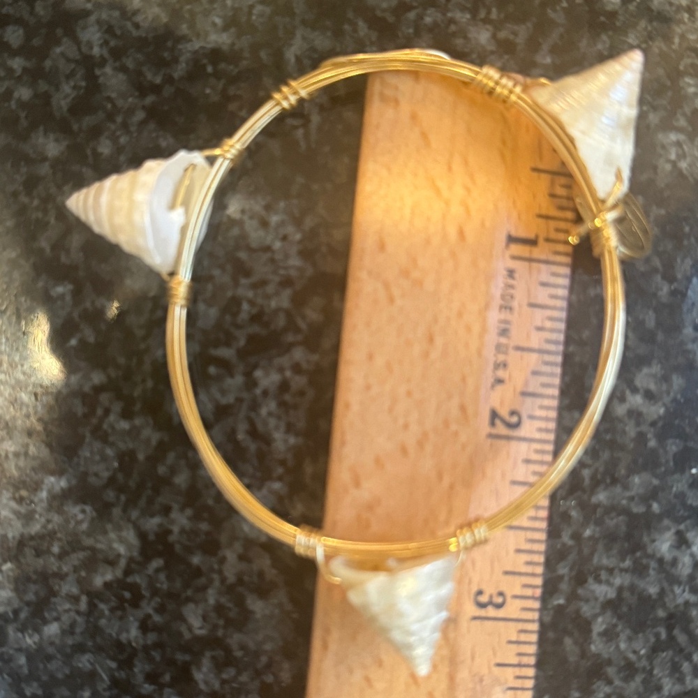 White, Handmade, Shell Bangle Bracelet - Picture 2 of 3